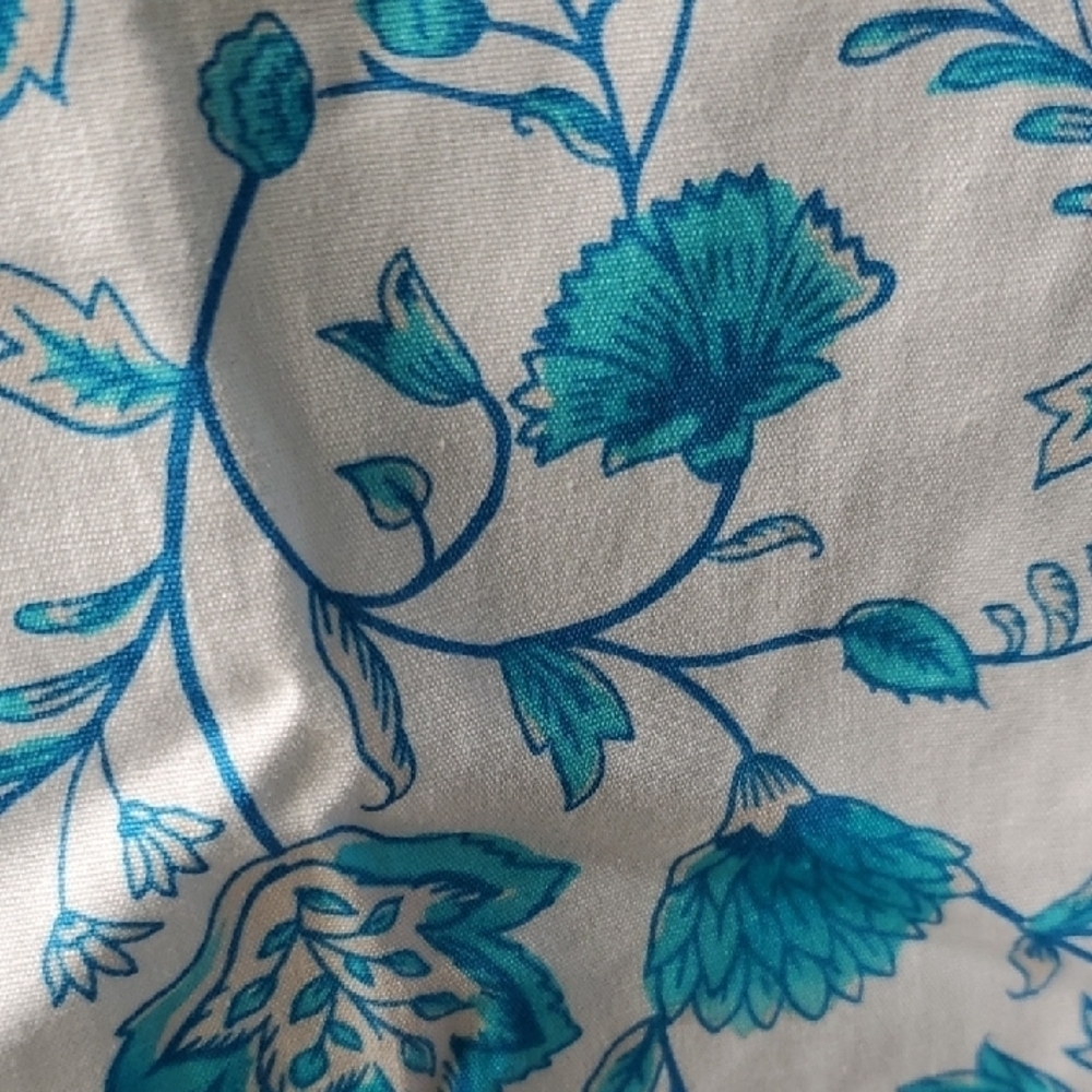 Draper JAMES Floral Blue  and White puff V Neck  Women's Top - Picture 8 of 13